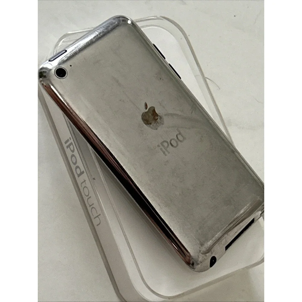 2011 Apple iPod touch A1367 8 GB - 4th Generation - White (MD057LL/A)
